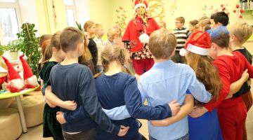 Jēkabpils 2. vidusskolas 2.e klases eglīte bibliotēkā!