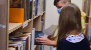 Atjautības spēle “Ceļo bibliotēkas plauktos”