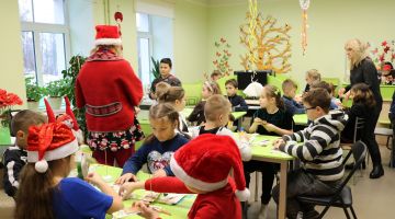 Jēkabpils 2. vidusskolas 2.e klases eglīte bibliotēkā!