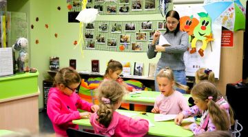 Ma​zie pūčulēni ciemos pie bibliotēkas baltas Pūcītes