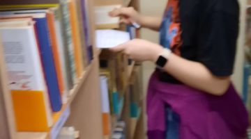 Atjautības spēle “Ceļo bibliotēkas plauktos”