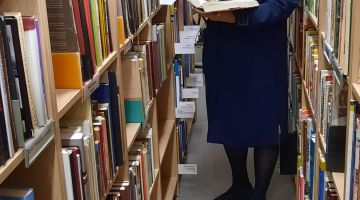 Atjautības spēle “Ceļo bibliotēkas plauktos”