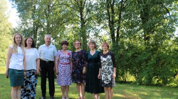No kreisās Guna Pērkone, Mārīte Pērkone, Aigars Pērkons, Kalna bibliotēkas vadītāja Maruta Orbidāne, Nora Romana, rakstnieka mazmazmeita Anna Pētersone, Kalna pagasta kultūras nama vadītāja Sandra Vecumniece