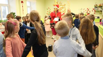 Jēkabpils 2. vidusskolas 2.e klases eglīte bibliotēkā!