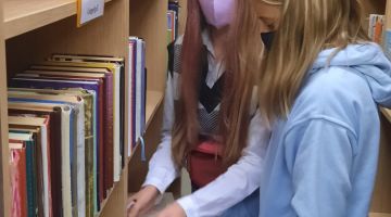 Atjautības spēle “Ceļo bibliotēkas plauktos”