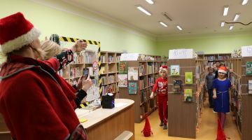 Jēkabpils 2. vidusskolas 2.e klases eglīte bibliotēkā!
