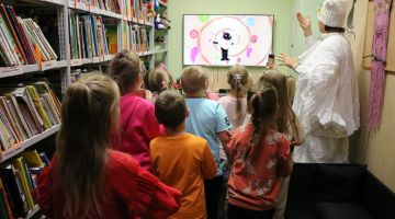 Ma​zie pūčulēni ciemos pie bibliotēkas baltas Pūcītes