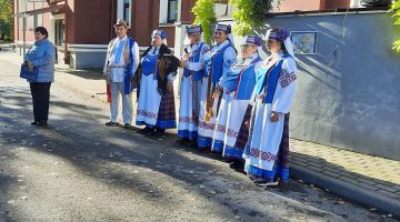 Iepazīsim valodas caur dziesmu