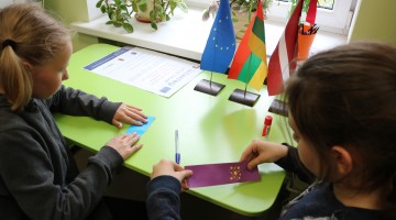 Ciemos bibliotēkā!