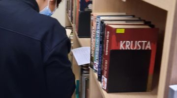 Atjautības spēle “Ceļo bibliotēkas plauktos”