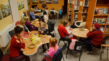 Adventes Vainagu darbnīca bibliotēkā