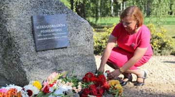 Nora Romana pie piemiņas akmens