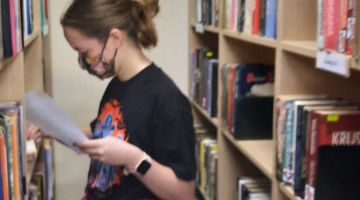 Atjautības spēle “Ceļo bibliotēkas plauktos”