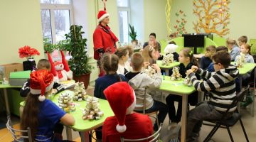 Jēkabpils 2. vidusskolas 2.e klases eglīte bibliotēkā!