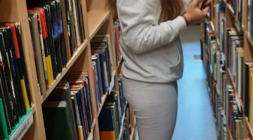 Atjautības spēle “Ceļo bibliotēkas plauktos”