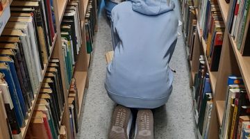 Atjautības spēle “Ceļo bibliotēkas plauktos”