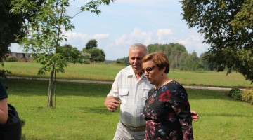 Jēkabpils novada izpilddirektors Jānis Subatiņš kopā ar rakstnieka mazmeitu Noru Romanu