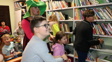 Ciemos bibliotēkā!