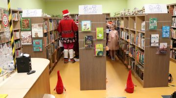 Jēkabpils 2. vidusskolas 2.e klases eglīte bibliotēkā!