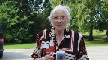 Antonija Līce ar piemiņas pasākuma suvenīru