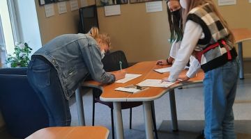 Atjautības spēle “Ceļo bibliotēkas plauktos”