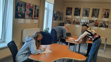 Atjautības spēle “Ceļo bibliotēkas plauktos”
