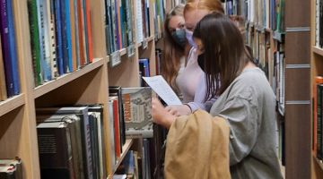 Atjautības spēle “Ceļo bibliotēkas plauktos”