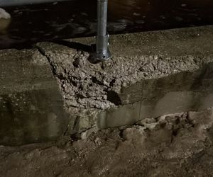 Ledus masai un milzīgajam ūdens daudzumam spiežot uz dambi, betona konstrukcijās parādījās plaisas.