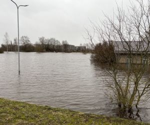 Pļaviņu ielas daļā aiz tuneļa un Vārpu ielā ūdens līmenis daudzviet sasniedza ēku logus. Grūti pamanāmas bija pat ceļa zīmes.