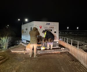 Ņemot vērā to, ka plūdi notika janvārī, ļoti svarīgi bija ūdens apjomu, kas uzkrājies  Pļaviņu ielas daļā aiz tuneļa un Vārpu ielā atsūknēt pēc iespējas ātrāk, lai tas nepaspētu sasalt, un cilvēki pēc iespējas ātrāk varētu atgriezties mājās. Uz dambja tika uzstādīts lielais sūknis.