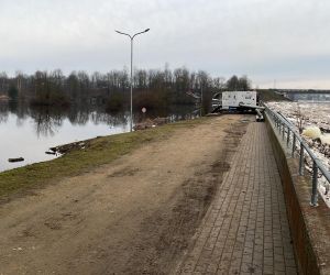 Ņemot vērā to, ka plūdi notika janvārī, ļoti svarīgi bija ūdens apjomu, kas uzkrājies  Pļaviņu ielas daļā aiz tuneļa un Vārpu ielā atsūknēt pēc iespējas ātrāk, lai tas nepaspētu sasalt, un cilvēki pēc iespējas ātrāk varētu atgriezties mājās. Uz dambja tika uzstādīts lielais sūknis.
