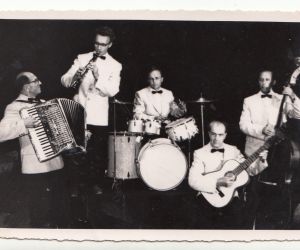 Klarnete Leopolds Šalhs; Bungas Zinovijs Brākers; Kontrobass Arnolds Cintiņš; Ģitāra Plirums