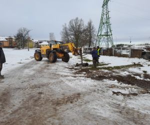 Lai atsūknētu ūdeni no Filozofu ielas, kur no plūdu ūdeņiem bija izveidojies dīķis, bija jāizdomā radošs risinājums, jo sūkņu iznomātāja piegādātais cauruļu garums bija par īsu. Jēkabpils uzņēmēji īsā laika periodā uz Filozofu ielu saveda caurules, lai SIA “Jēkabpils ūdens” darbinieki nekavējoties varētu uzsākt to montāžu un plūdu ūdeni novadīt Daugavā.