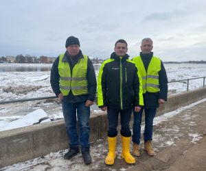 No kreisās: SIA “Jēkabpils ūdens” tehniskais direktors Dainis Raubiškis, valdes loceklis Artūrs Smagars un struktūrvienības Struktūrvienības Notekūdeņu savākšana, attīrīšana, novadīšana vadītājs Ainārs Joksts pēc plūdu kritiskās situācijas novēršanas uz dambja pie Strūves parka.
