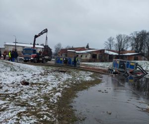 Lai atsūknētu ūdeni no Filozofu ielas, kur no plūdu ūdeņiem bija izveidojies dīķis, bija jāizdomā radošs risinājums, jo sūkņu iznomātāja piegādātais cauruļu garums bija par īsu. Jēkabpils uzņēmēji īsā laika periodā uz Filozofu ielu saveda caurules, lai SIA “Jēkabpils ūdens” darbinieki nekavējoties varētu uzsākt to montāžu un plūdu ūdeni novadīt Daugavā.