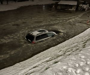 Ūdenim sākot ieplūst Daugavas labajā krastā, glābēji centās evakuēt kādu auto, kas atradās pie privātmājas. Vilkšanas procesā plīsa virve, un auto saimnieks izvēlējās evakuāciju neturpināt. Līdz ar to, ceļoties ūdens līmenim, auto applūda.