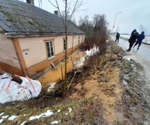 13. janvārī pirms pusdienlaika pie ēkas Pļaviņu ielā 60 dambī radās pirmā sūce, ko steidza likvidēt ar smilšu maisiem un vēlāk uz šo vietu tika vestas arī grants kravas.