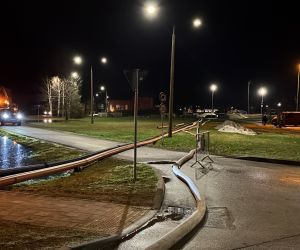 Lai atsūknētu ūdeni no Filozofu ielas, kur no plūdu ūdeņiem bija izveidojies dīķis, bija jāizdomā radošs risinājums, jo sūkņu iznomātāja piegādātais cauruļu garums bija par īsu. Jēkabpils uzņēmēji īsā laika periodā uz Filozofu ielu saveda caurules, lai SIA “Jēkabpils ūdens” darbinieki nekavējoties varētu uzsākt to montāžu un plūdu ūdeni novadīt Daugavā.