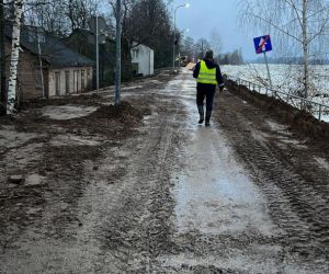 SIA “Jēkabpils ūdens” darbinieks apseko dambi, lūkojoties, vai neveidojas sūces un iegruvumi.