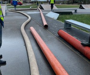 Lai atsūknētu ūdeni no Filozofu ielas, kur no plūdu ūdeņiem bija izveidojies dīķis, bija jāizdomā radošs risinājums, jo sūkņu iznomātāja piegādātais cauruļu garums bija par īsu. Jēkabpils uzņēmēji īsā laika periodā uz Filozofu ielu saveda caurules, lai SIA “Jēkabpils ūdens” darbinieki nekavējoties varētu uzsākt to montāžu un plūdu ūdeni novadīt Daugavā.