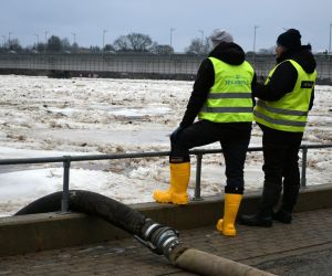Dambja Pļaviņu ielas krustojumā  tikko uzstādīts sūknis. SIA “Jēkabpils ūdens” valdes loceklis Artūrs Smagars ar SIA “Nemco” valdes locekli Munti Vilciņu vērtē, kā sūknis darbojas.