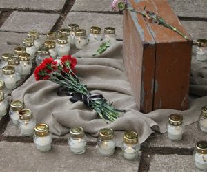 VIRTUĀLA IZSTĀDE: PAR TEVI, MĀTE LATVIJA, MĒS GĀJĀM MOKU CEĻUS, NO TĒVU ZEMES PAVARDA SIRDS SĀPĒS SPĒKU SMEĻOT...