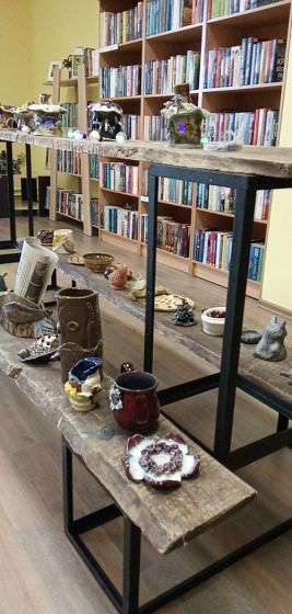 Zasas bibliotēka aicina uz keramikas izstādi “Satikšanās !”