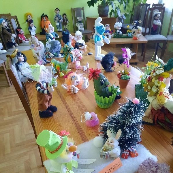 Rubeņu bibliotēka aicina uz leļļu izstādi 