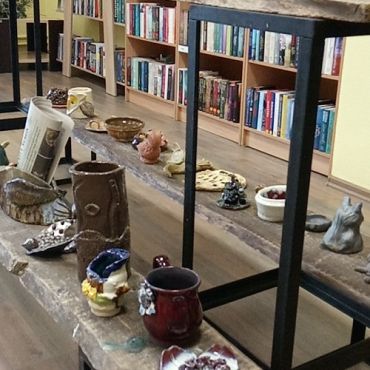 Zasas bibliotēka aicina uz keramikas izstādi “Satikšanās !”