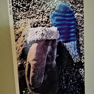 Zasas bibliotēkā izstāde “Inese Birstiņa. CIMDU foto”