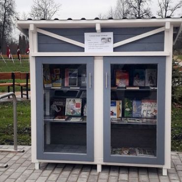 Rubeņos parkā grāmatu skapis