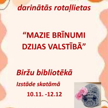 Biržu bibliotēkā Līvas Dzērves darināto rotaļlietu izstāde