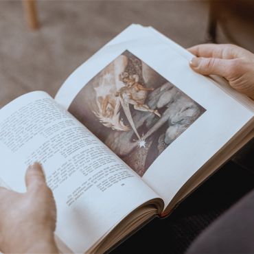 Sabiedrībā augstu vērtētas personas sniedz liecības par pasaku nozīmību