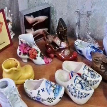 Rubeņu bibliotēkā izstāde "Kurpes, kurpes, kurpītes"